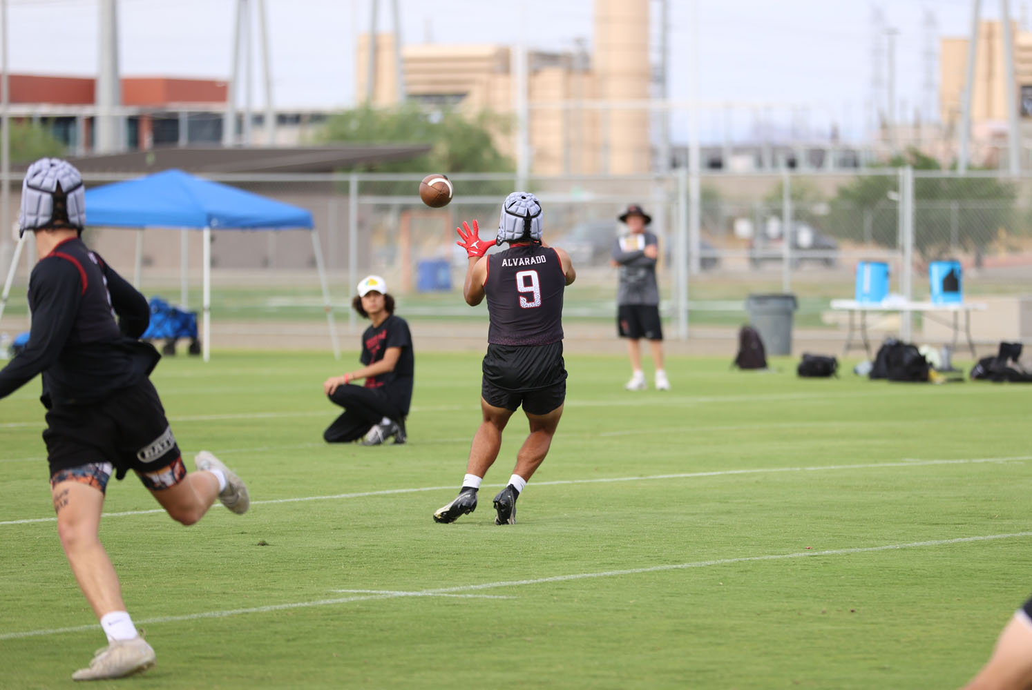 Alavardo waiting for the ball to catch
